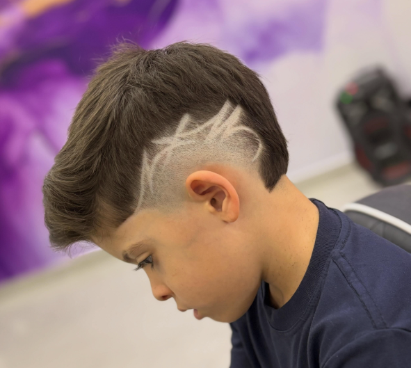 Corte pigmentado em vermelho com desenho lateral