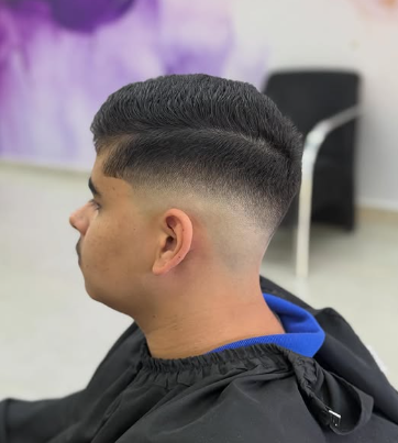 Corte em cabelo cacheado com desenho na nuca