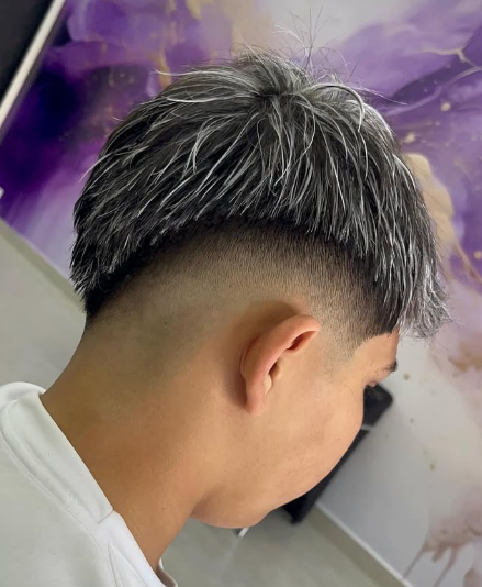 Pai e filho com corte social alinhado