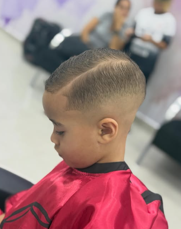 Corte grisalho texturizado com fade na nuca
